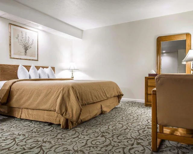 Room, King Bed, Classic Inn Saco Me 2/2