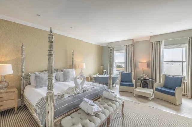Deluxe, King Bed, Harbour View, The Christchurch Harbour 9/10