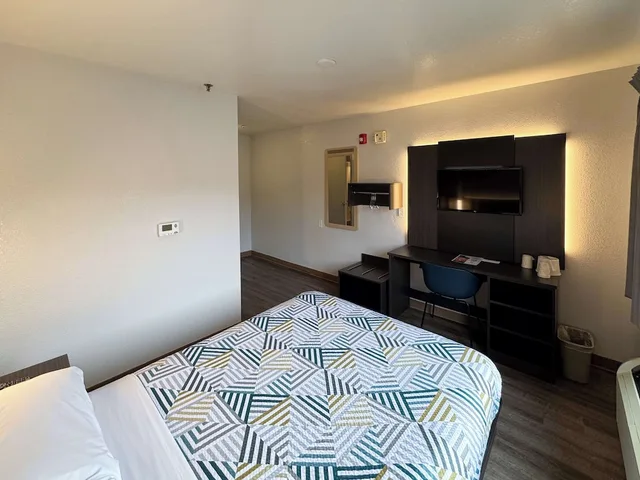 غرفة قياسية بسرير مزدوج لذوي الإعاقة، Motel6 Glenview, IL - Chicago North 3/8