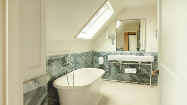 جناح بسرير كينج بشرفة مع أريكة، Hotel Balzac Champs Elysees 2/3