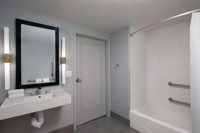 غرفة بسريرين كوين لذوي الإعاقة، The Starling Atlanta Midtown, Curio Collection by Hilton 6/6