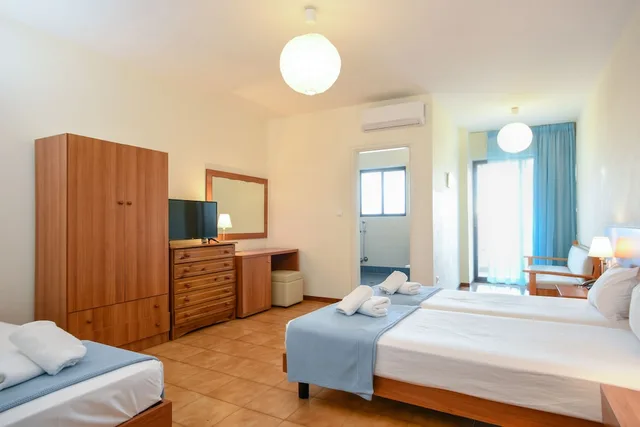 غرفة ثلاثية، Lido Hotel 3/7