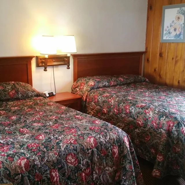 غرفة ثلاثية بإطلالة على البحيرة، Sun 'n Snow Motel 6/10