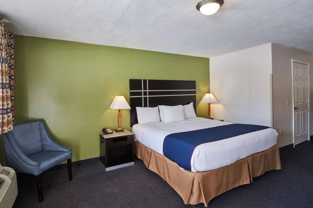 غرفة قياسية بسرير كينج للمدخنين، Ardsley Acres Hotel Westchester 3/5