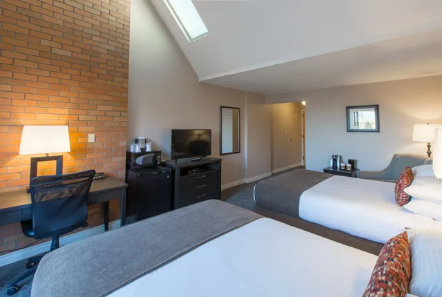Standard, 2 Queen Beds, Embassy Inn 9/10