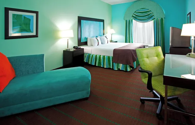 غرفة بريميوم بسرير كينج مع أريكة، Holiday Inn Hotel And Suites Ocala Conference Center 2/4
