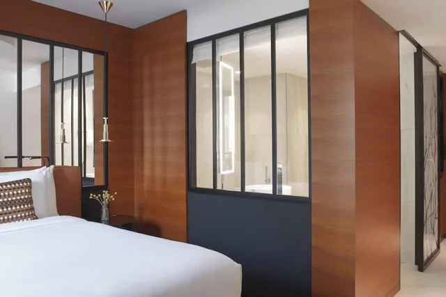 غرفة عائلية بسرير مزدوج وسريرين منفصلين، Renaissance Paris Republique Hotel 3/10