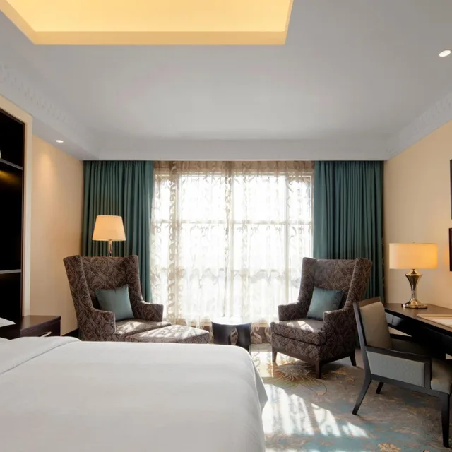 غرفة ديلوكس بسرير كينج بإطلالة على المدينة، Sheraton Sharjah Beach Resort Spa 3/8
