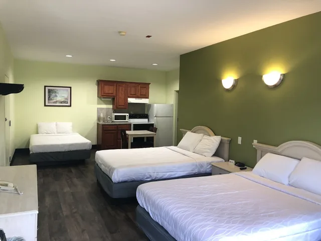غرفة قياسية بسريرين كوين، Weston Inn Suites 3/4