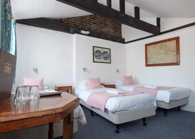 غرفة ثلاثية بحمام مشترك في الطابق العلوي، St Athans Hotel 7/10