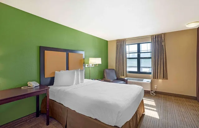 Efficiency, Queen Bed, Accessible, Suburban Studios Exton - Philadelphia Great Valley 3/5