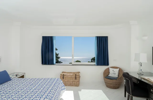 جناح بسرير كينج بإطلالة على البحر بغرفة نوم واحدة مع أريكة، Hotel Mamela 3/7