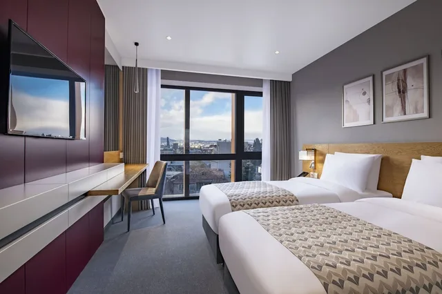 غرفة قياسية بسريرين منفصلين، Clocks Hotel Tbilisi 1/5