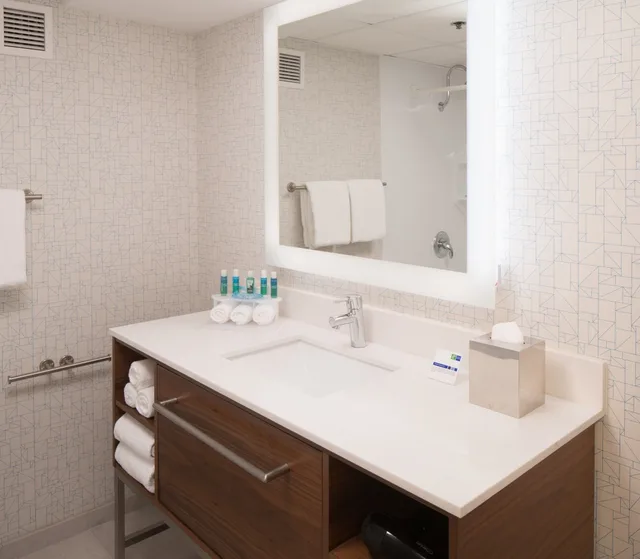 غرفة قياسية بسرير كوين لذوي الإعاقة، Holiday Inn Express Springfield 6/8