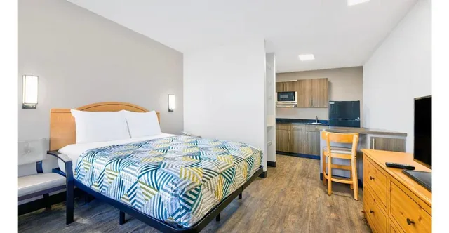 جناح بسرير كينج لغير المدخنين بمطبخ، Studio6 Arlington, TX 1/10