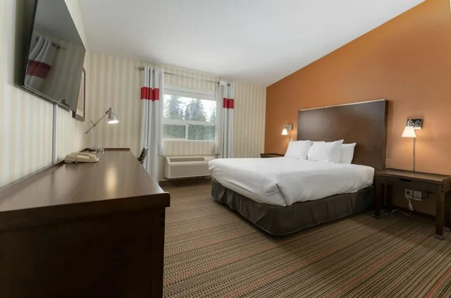 جناح ديلوكس بسرير كوين بغرفتي نوم بمطبخ، Four Points By Sheraton Prince George 3/8