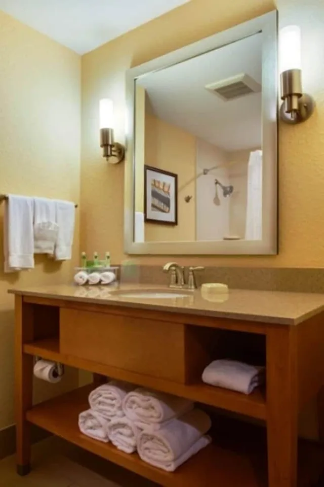 جناح بسرير كينج لذوي الإعاقة، Holiday Inn Express Hotel and Suites Fort Lauderdale Airport South 5/6