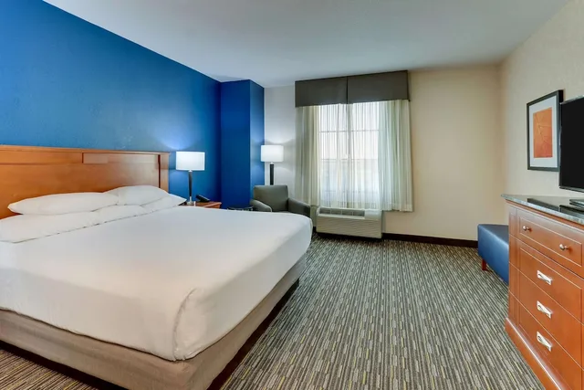 جناح بسرير كينج بغرفتين مع أريكة في طابق مرتفع، Drury Inn and Suites Sikeston 3/6