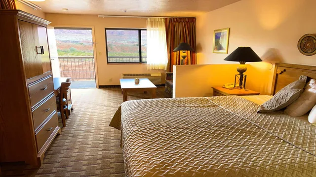 غرفة ديلوكس بسرير كينج بإطلالة على الجبل، The Noor Hotel 2/4