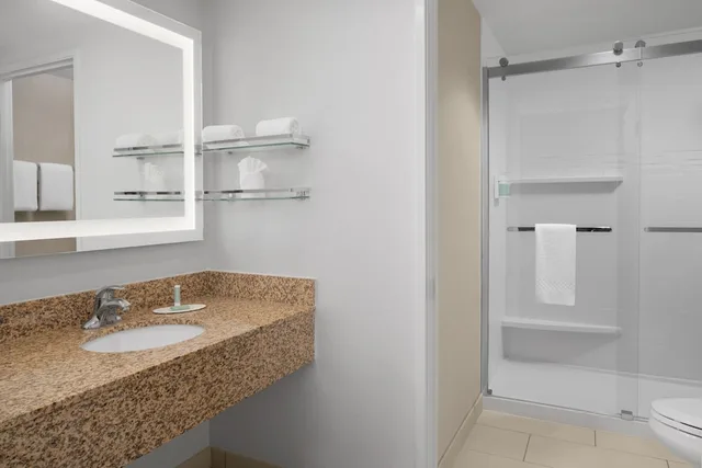 جناح بسرير كوين بغرفة نوم واحدة مع أريكة لذوي الإعاقة، Residence Inn By Marriott Santa Clarita Valencia 4/4