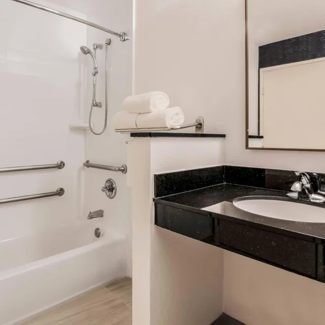 غرفة بسريرين كوين بحوض استحمام لذوي الإعاقة، Fairfield Inn & Suites Houston Westchase 2/3