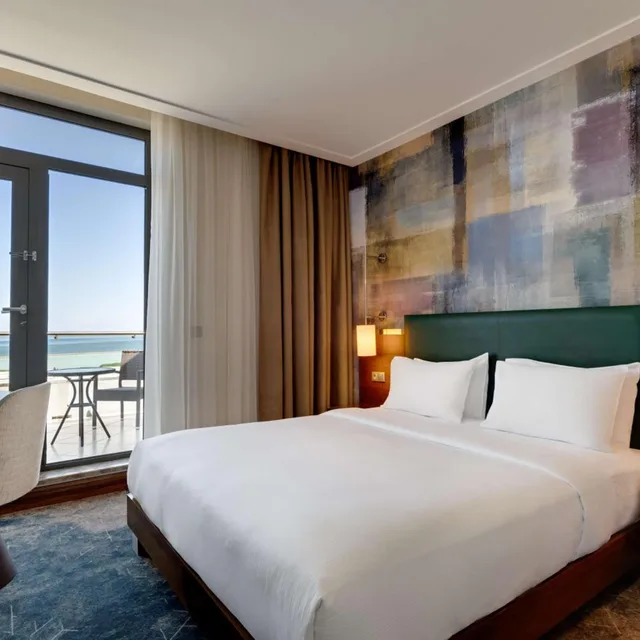 غرفة بسرير كينج بإطلالة على البحيرة بشرفة، Doubletree By Hilton Hotel Van 1/10