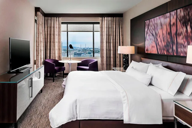 1 Bedroom, Suite, City View, The Westin Harbour Castle, Toronto 1/2