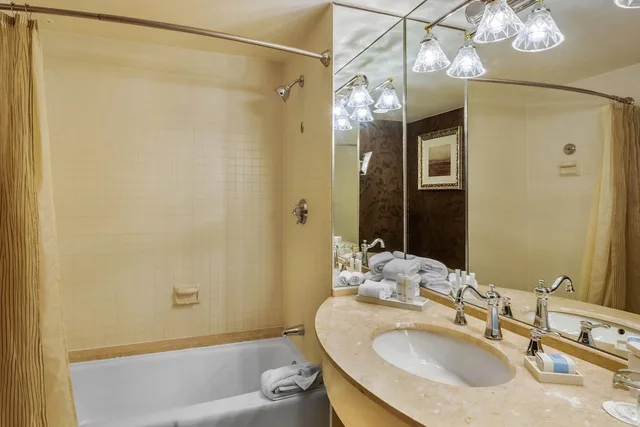 Signature, Premier, 2 Queen Beds, Omni Houston Hotel 9/10