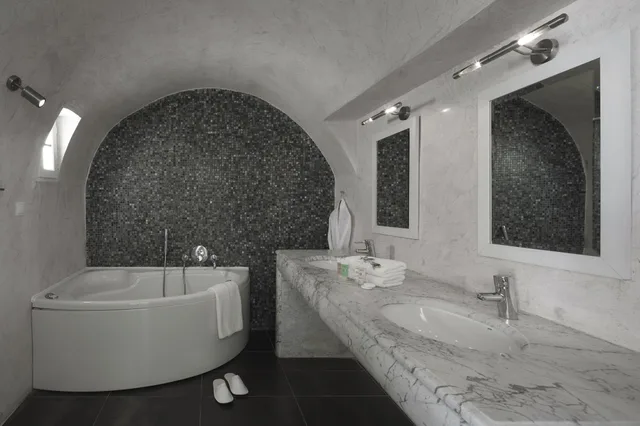 جناح شهر العسل بسرير مزدوج بإطلالة على البحر بمسبح خاص، Petit Palace Suites 7/8