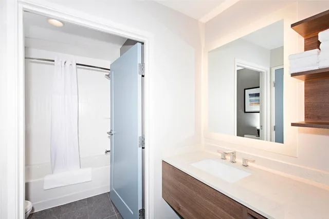 جناح بسرير كينج وسريرين كوين بغرفتي نوم لذوي الإعاقة، Staybridge Suites Denver North Thornton 5/7