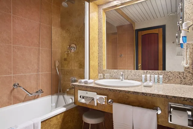 غرفة عائلية بسرير كينج بإطلالة على البحر بشرفة مع أريكة، Delta Hotels by Marriott Giardini Naxos 2/2