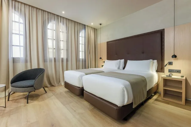 غرفة سوبيريور ثلاثية بسريرين منفصلين مع أريكة، Gran Hotel Barcino 4/10