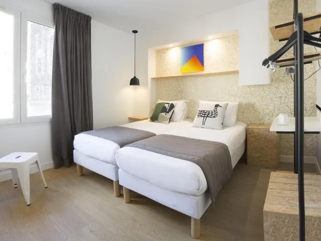 Comfy, Queen Bed، Hotel Izzy By Happyculture 2/2