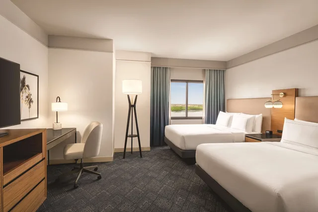 غرفة بسريرين كوين بإطلالة على المسبح، Doubletree By Hilton Tampa Rocky Point Waterfront 5/9
