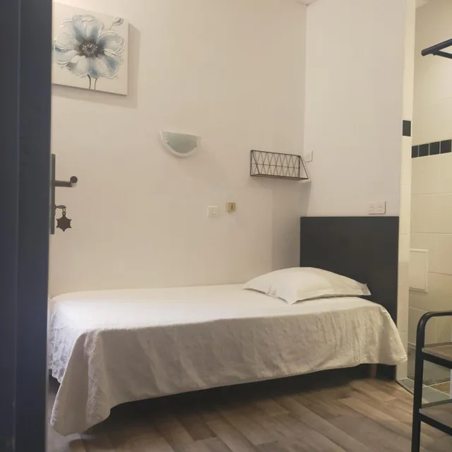 Room, Single, AU NOUVEL HOTEL 1/7