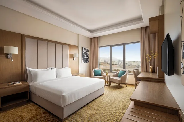 غرفة ديلوكس بسرير كينج بإطلالة على الجبل، Mercure Muscat 1/4