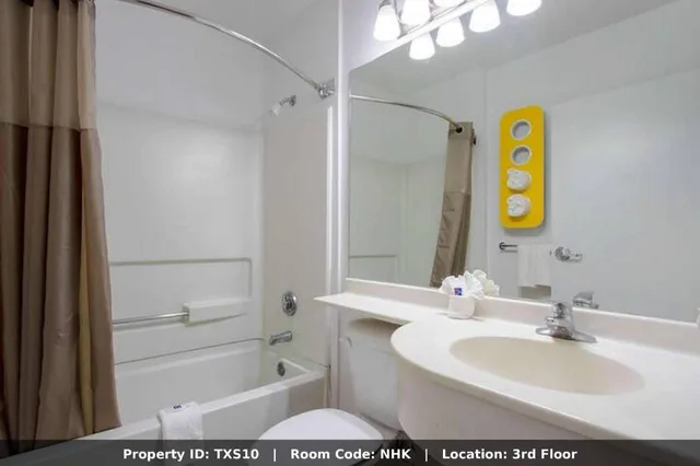 Room, King Bed, Accessible, Motel6 El Paso, TX - Southeast 3/4