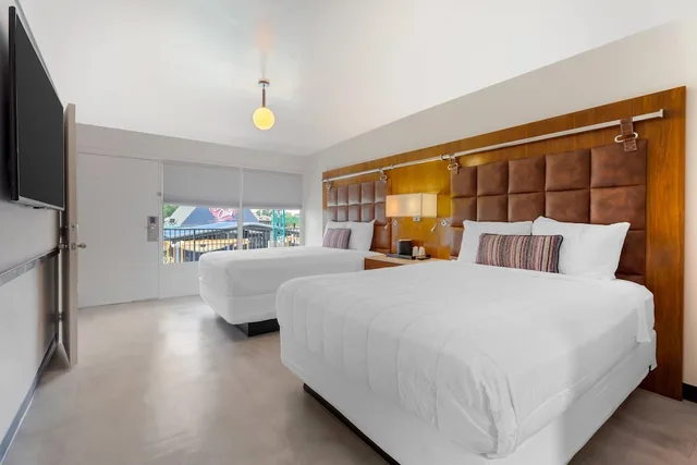 غرفة قياسية بسريرين كوين بإطلالة على الفناء، Heights House Hotel - Houston Heights Downtown, an Ascend Collection Hotel 1/10
