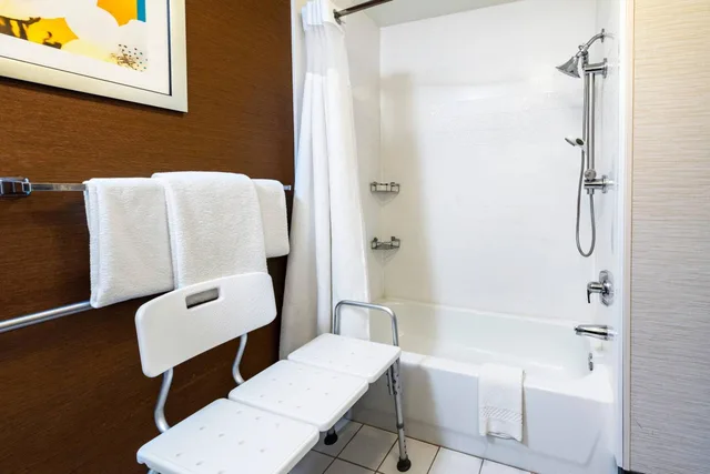 غرفة بسريرين كوين بحوض استحمام لذوي الإعاقة، Fairfield Inn by Marriott Battle Creek 6/7