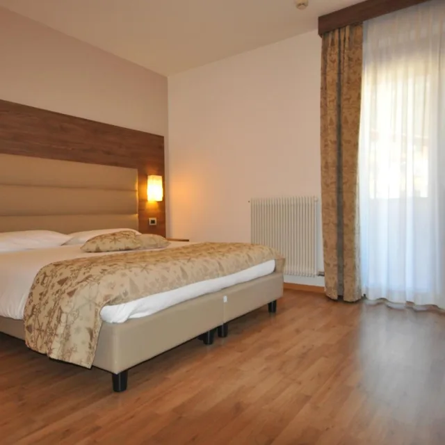غرفة رباعية، HOTEL SELECT 1/4