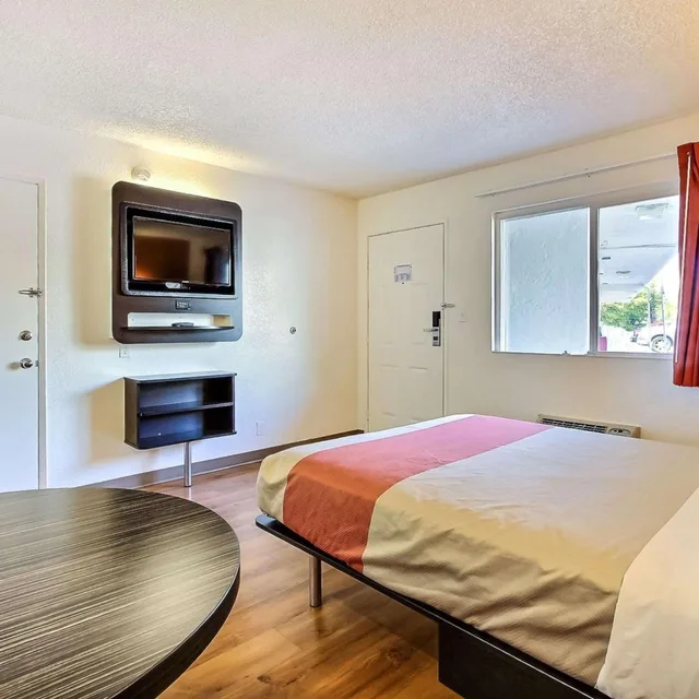 غرفة ديلوكس بسرير كوين، Motel6 Campbell, CA - San Jose 2/8