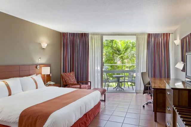 غرفة بريميوم بسريرين كوين بإطلالة على المسبح بشرفة، Holiday Inn Port Moresby 2/6