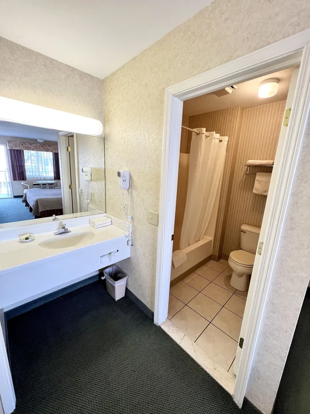 Standard, King Bed, Courtyard Area، Court Plaza Inn & Suites 6/6