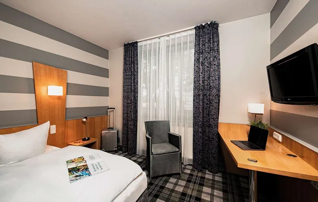 غرفة قياسية بإطلالة على الفناء مفردة بسرير كوين، MEDIAN HOTEL HANNOVER LEHRTE 4/9