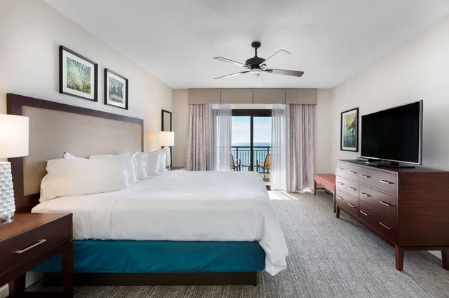جناح بسرير كينج بإطلالة على البحر بشرفة مع أريكة، Hilton Grand Vacations Anderson Ocean Club in Myrtle Beach 2/5
