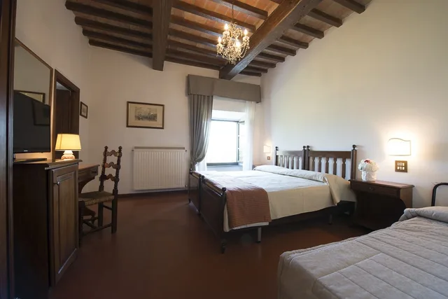 غرفة ثلاثية بسرير مزدوج مع أريكة، Hotel Villa Montegranelli 4/10