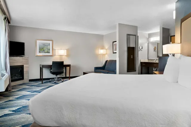 جناح بسرير كينج مع أريكة بحوض جاكوزي، Best Western Plus Flint Airport Inn & Suites 1/4