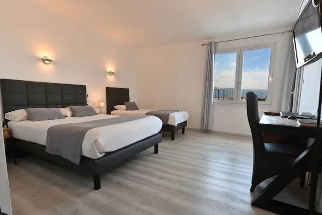 غرفة ثلاثية بسرير كوين وسرير فردي، Hôtel Le Catalan Restaurant Le Miradou 1/4