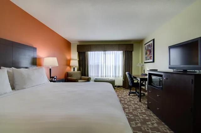 غرفة بسرير كينج، Holiday Inn Express Hotel Amp Stes Kansas City Sports Complex 2/4