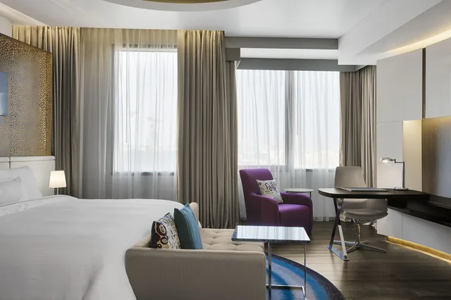 غرفة ديلوكس بسرير كينج بإطلالة على المسبح للمدخنين، The Westin Doha Hotel Spa 4/10